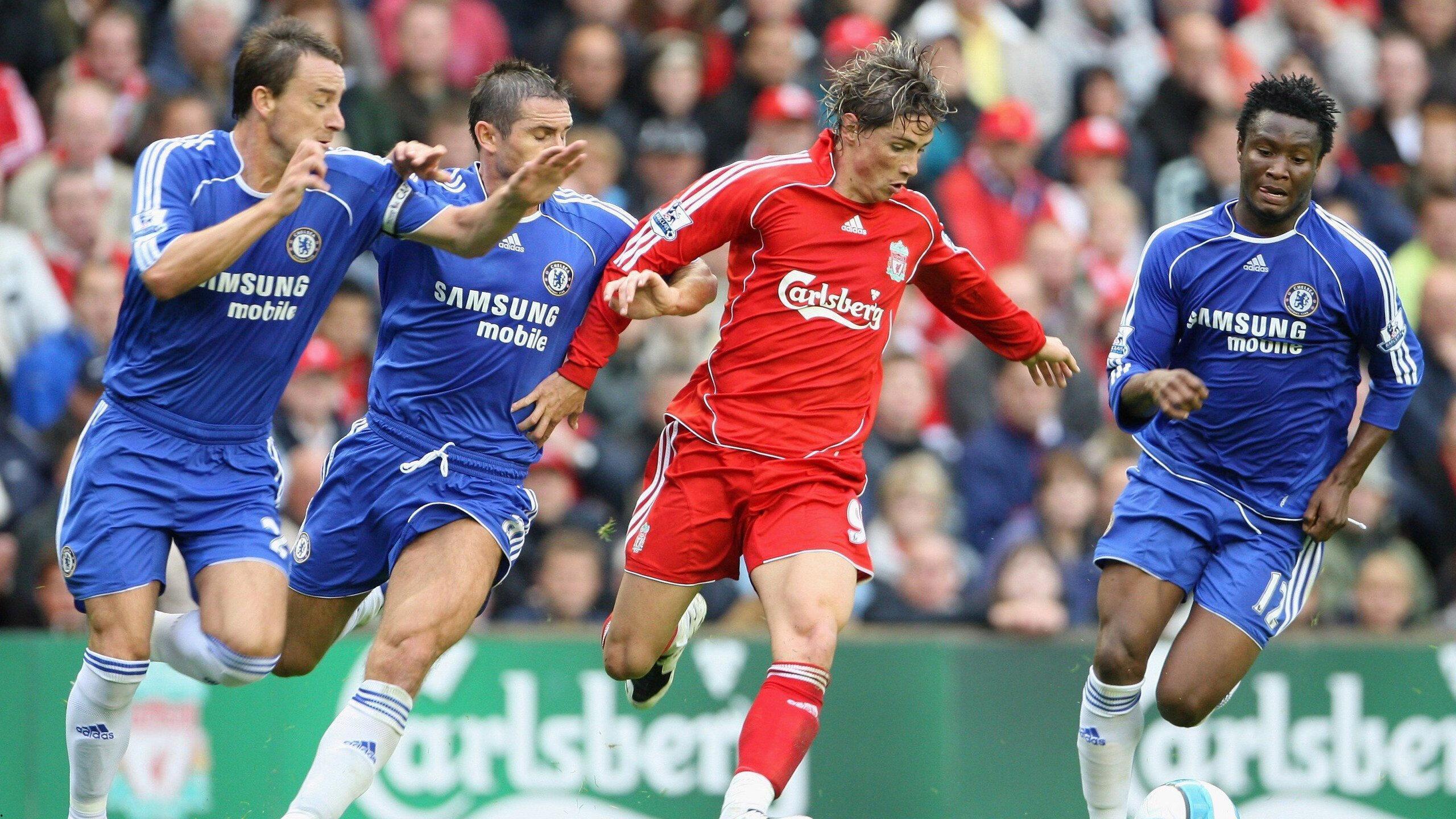 插画艺术家Miki Noëlle以色彩风暴定格经典对决,艺术视角重燃巴萨与巴黎的欧冠传奇